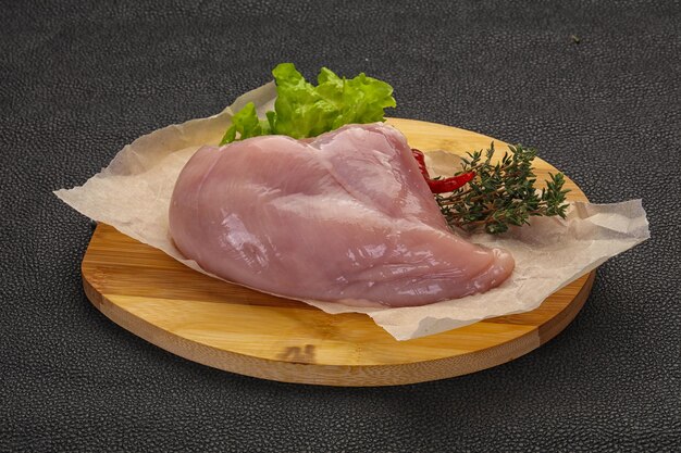 Pecho de pollo crudo