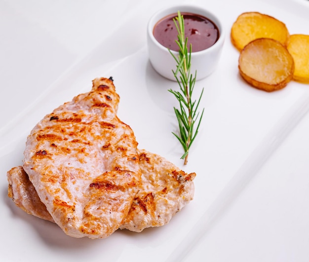 Pecho de pollo a la parrilla con papas fritas rebanadas de rústico