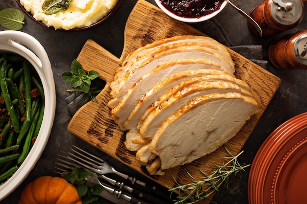 Pecho de tukey asado en rodajas para Acción de Gracias o Navidad