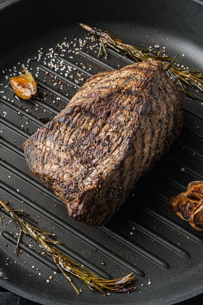 Pechuga de carne de vacuno al horno, en sartén de hierro