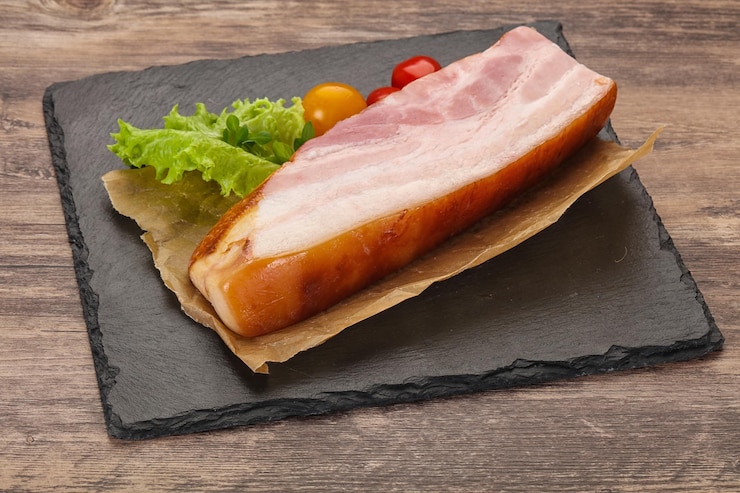 Foto pechuga de cerdo ahumada con hojas de ensalada