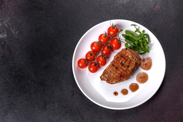 Pechuga de pato al horno con hierbas y especias sobre una mesa oscura. Carne frita lista para comer