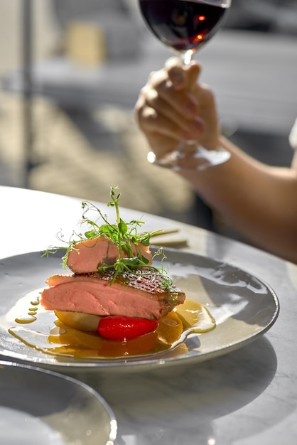 Pechuga de pato con peras en salsa de naranja y jengibre.