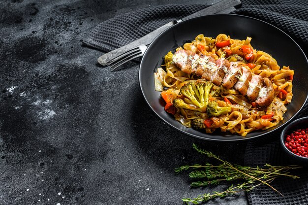 Pechuga de pato a la plancha con fideos udon y verduras