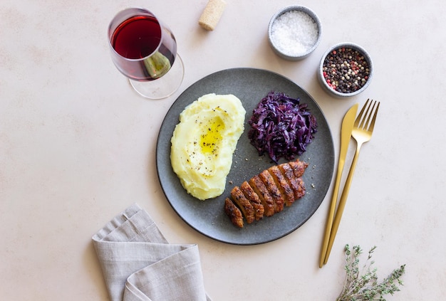 Pechuga de pato con puré de patatas y col lombarda