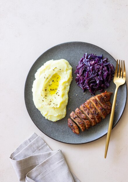 Pechuga de pato con puré de patatas y col lombarda