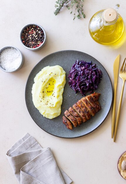 Pechuga de pato con puré de patatas y col lombarda