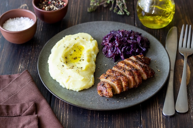 Pechuga de pato con puré de patatas y col lombarda