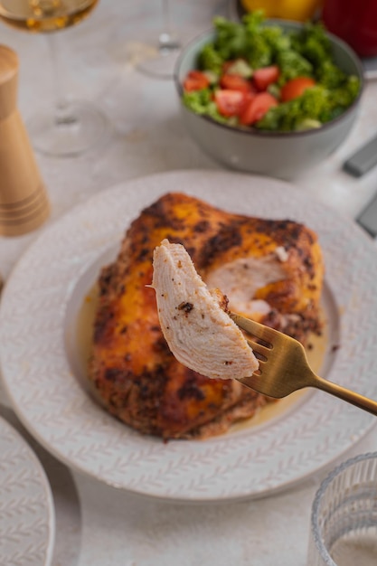 Foto pechuga de pollo al horno recién cocinada en la mesa almuerzo abundante comida casera sencilla