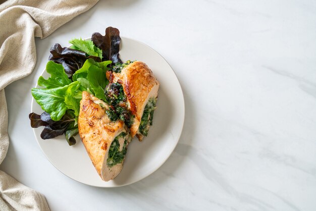 Pechuga de pollo al horno rellena de queso y espinacas