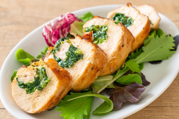 Pechuga de pollo al horno rellena de queso y espinacas