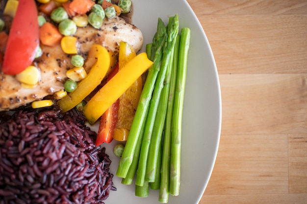 Pechuga De Pollo Al Vapor Con Riceberry Cocida.