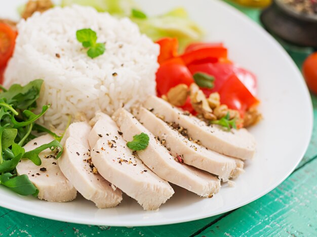 Foto pechuga de pollo con arroz y verduras.