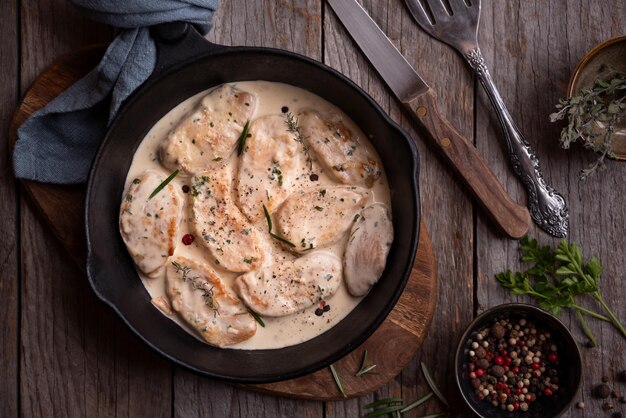 Pechuga de pollo cocida con salsa en sartén