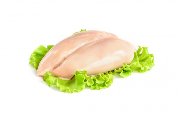 Foto pechuga de pollo cruda y ensalada verde aislado sobre fondo blanco.