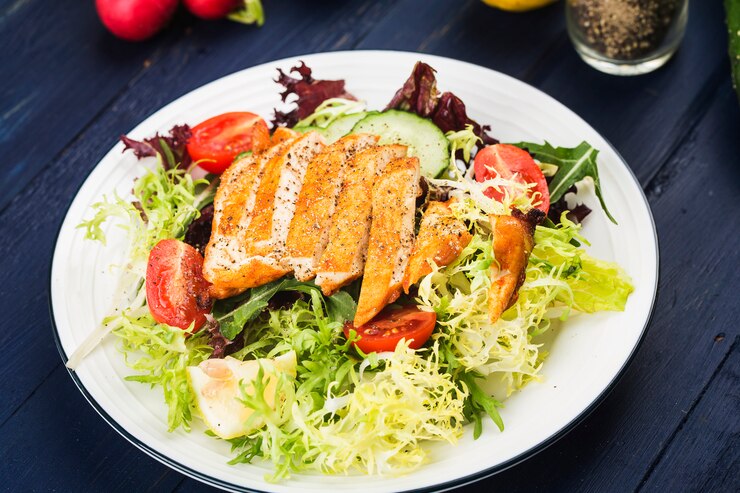 Pechuga de pollo con ensalada fresca