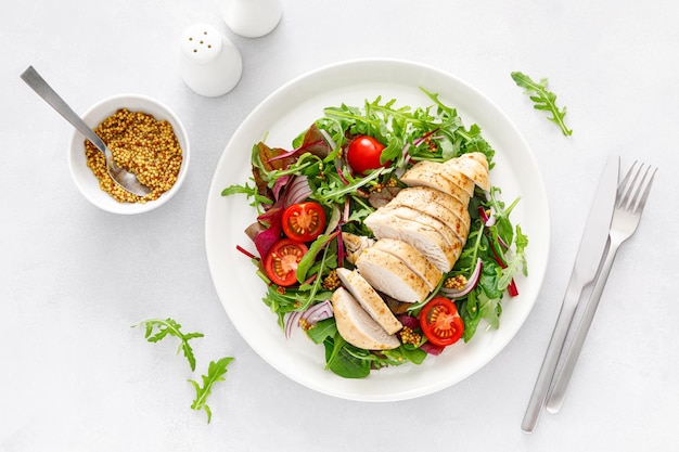 Pechuga de pollo y ensalada de verduras frescas de cebolla de tomate y mezcla de ensalada Alimentos saludables y desintoxicantes Dieta cetogénica Vista superior