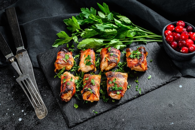 Pechuga de pollo envuelta en tocino al horno