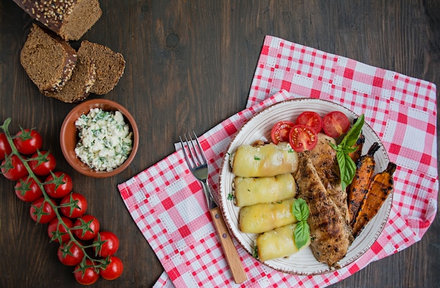 Pechuga de pollo frita en diferentes variaciones con tomates cherry, verduras, rollos de pimiento