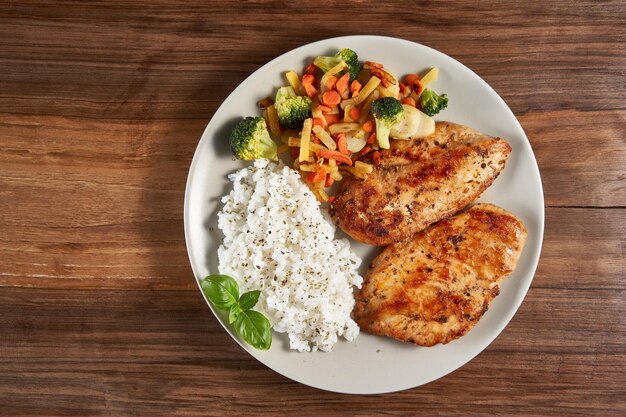 Pechuga De Pollo A La Parrilla Con Arroz Y Verduras Salteadas