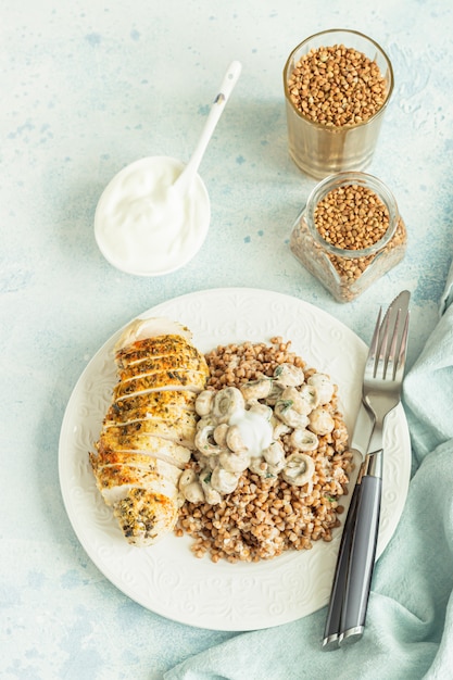 Pechuga de pollo a la parrilla, champiñones y sabrosas gachas de alforfón