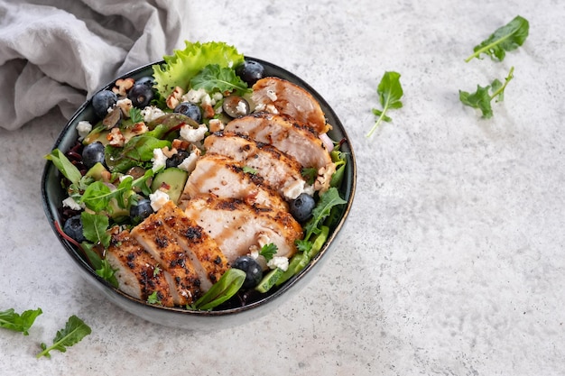 Pechuga de pollo a la parrilla y ensalada de verduras frescas alimentos frescos y saludables