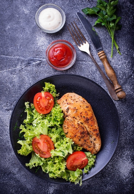 Pechuga De Pollo A La Parrilla Con Ensalada De Verduras