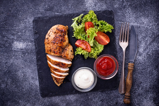 Pechuga De Pollo A La Parrilla Con Ensalada De Verduras