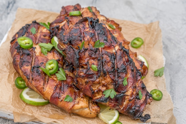 Pechuga de pollo a la parrilla envuelta en tocino