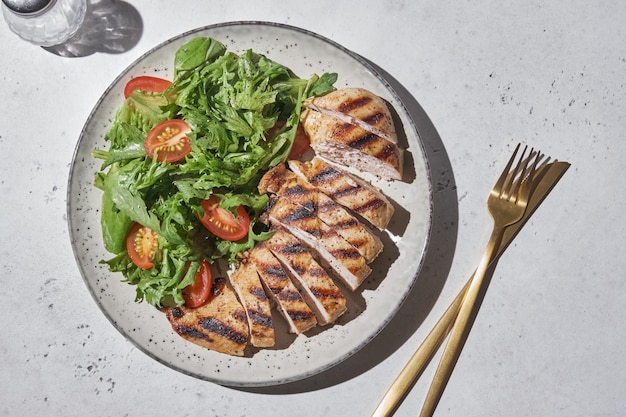 Pechuga de pollo a la parrilla Filete de pollo frito y ensalada de verduras frescas con tomate Carne de pollo con ensalada Comida saludable