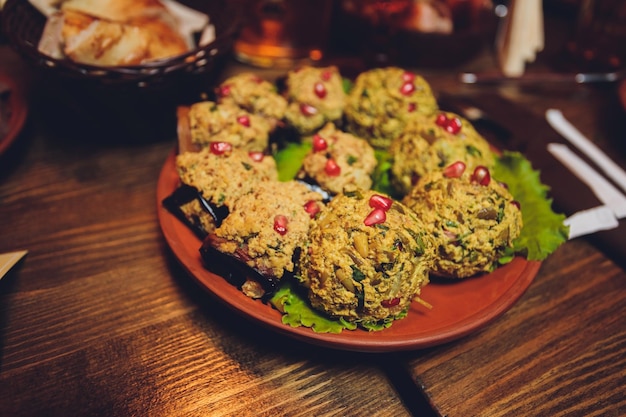 Pechuga de pollo a la parrilla Filete de pollo frito y ensalada de verduras frescas de tomates pepinos y hojas de rúcula Carne de pollo con ensalada Comida saludable Endecha plana Vista superior Fondo oscuro