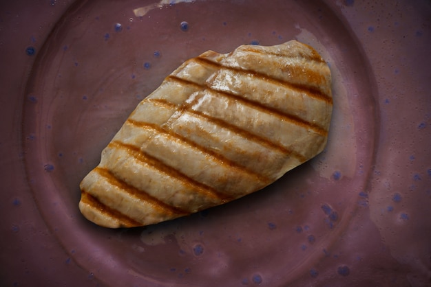 Pechuga De Pollo A La Parrilla En Plato Cerámico