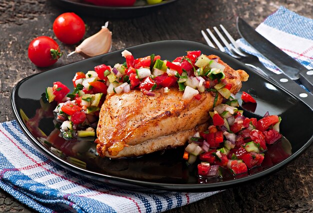 Pechuga de pollo a la parrilla con salsa de tomate fresco