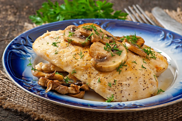 Pechuga de pollo a la plancha con champiñones