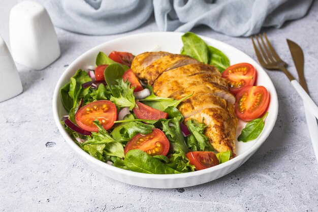 Foto pechuga de pollo a la plancha con ensalada verde de ensalada de verduras frescas