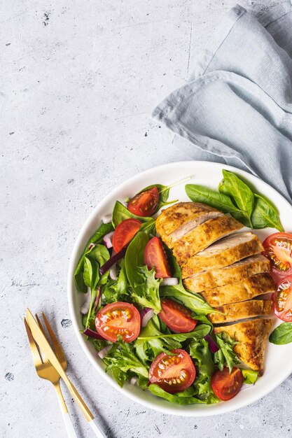 Pechuga de pollo a la plancha con ensalada verde de ensalada de verduras frescas