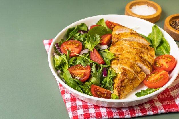 Pechuga de pollo a la plancha con ensalada verde de ensalada de verduras frescas
