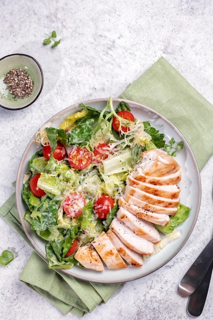 Pechuga de pollo a la plancha y ensalada de verduras frescas de lechuga y tomate alimentación saludable dieta cetogénica