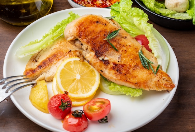 Pechuga de pollo a la plancha y ensalada de verduras en el plato