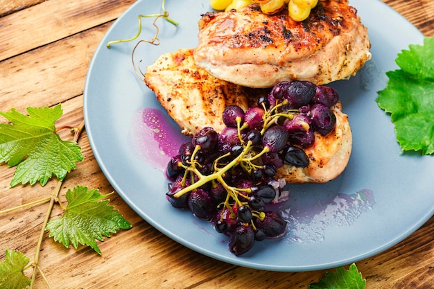 Foto pechuga de pollo a la plancha marinada en salsa de uva comida sana