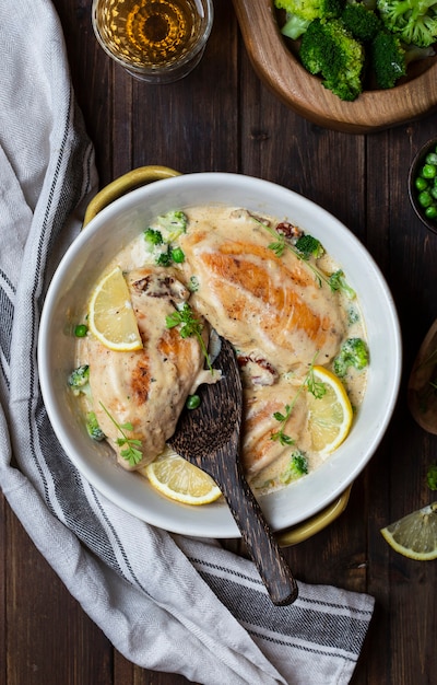 Pechuga de pollo a la plancha con salsa de crema y brócoli