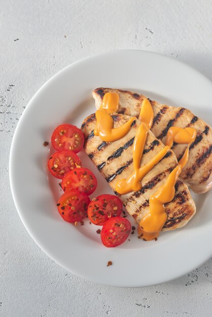 Pechuga de pollo a la plancha con tomates cherry