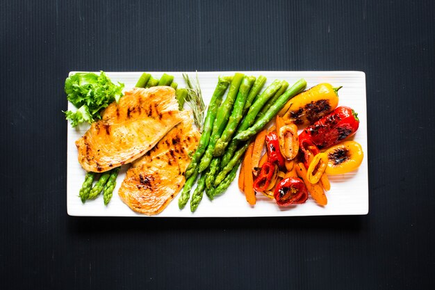 Pechuga de pollo a la plancha con verduras frescas