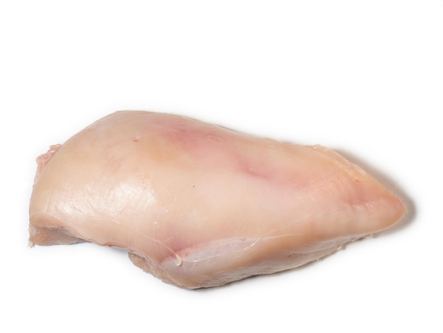 Foto pechuga de pollo en un plato blanco aislamiento de carne de pollo carne de ave rosa fresca