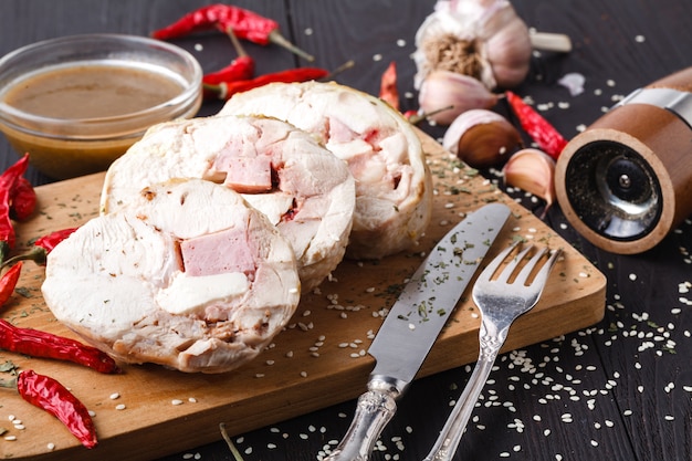 Pechuga de pollo rellena de champiñón, cebolla y queso.