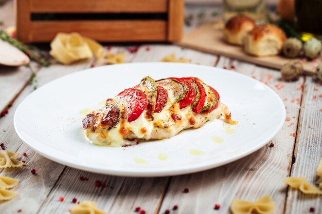 Pechuga de pollo rellena con tomate y calabaza