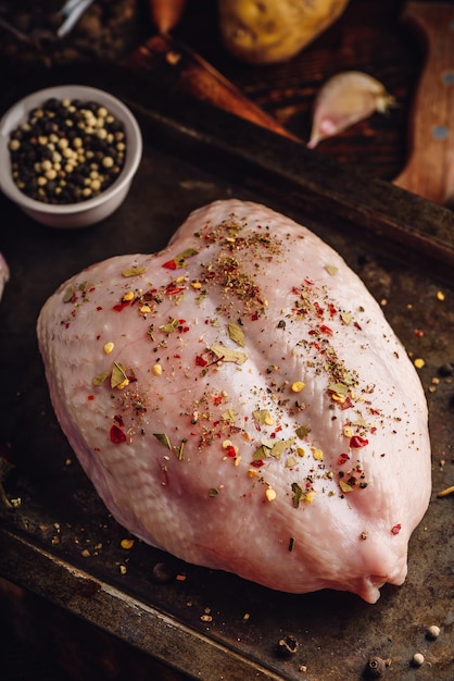 Pechuga de pollo sazonada lista para asar al horno