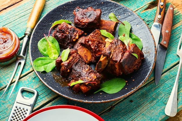 Pechuga de ternera asada en las costillas