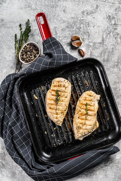 Foto pechugas de filete de pollo a la plancha en una sartén