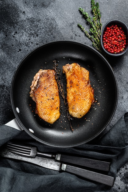 Pechugas de pato a la plancha en una sartén.